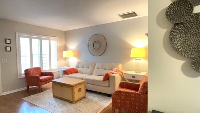 Building Photo - Island House-Close to Everything! Fully Furnished!