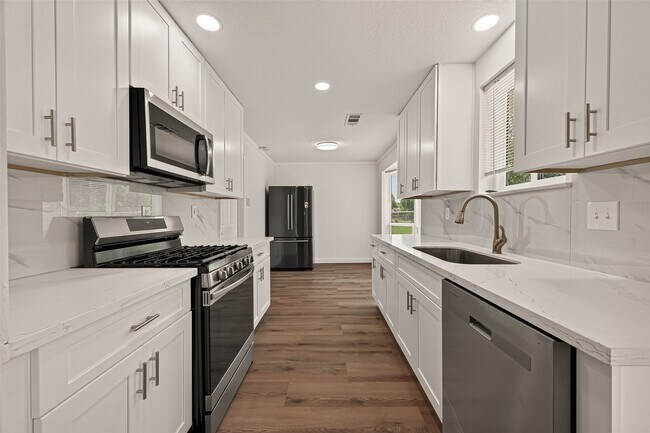 Building Photo - 313 Stratmore Dr