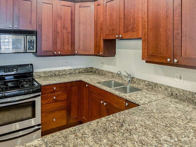 Building Photo - 3338 N Sheffield Ave