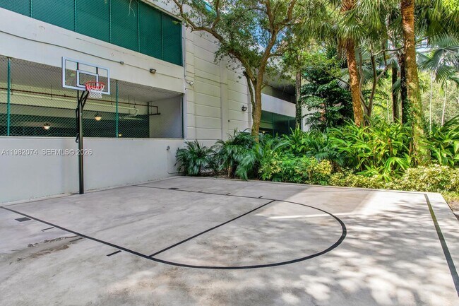 Building Photo - 2645 S Bayshore Dr