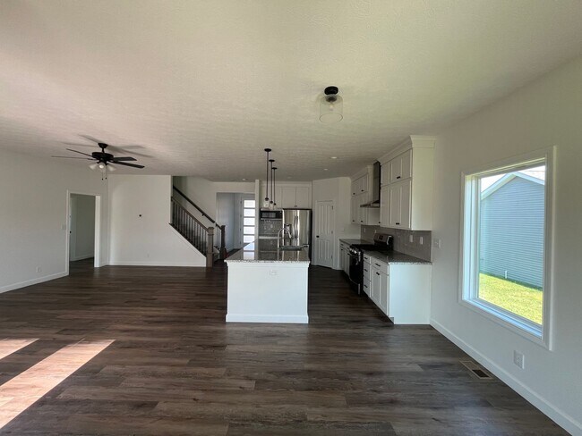 Building Photo - 5335 Daffodil Dr