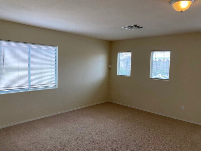 Building Photo - Beautiful & spacious home on an oversized ...
