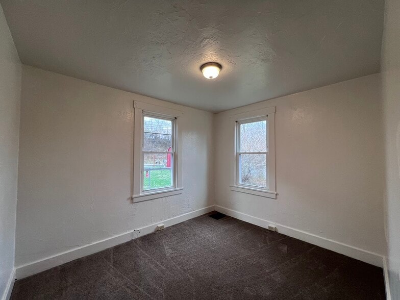 Building Photo - 614 Short St