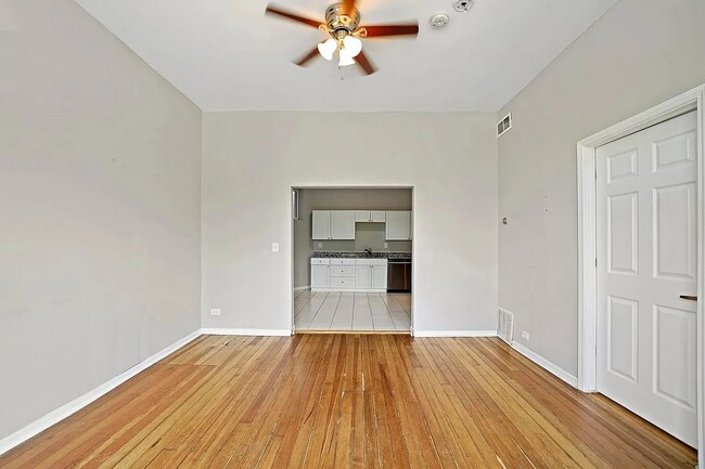 Building Photo - Charming 2-Bed Oasis on Augusta Blvd: Your Perfect Urban Retreat in Chicago!