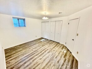 Building Photo - Available Now-2BD/1B Boise Duplex, short w...