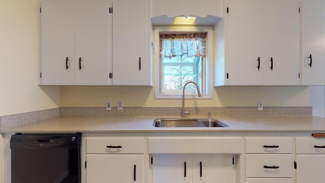 Building Photo - SeaTac rambler home -3 bedroom 1 bath with carport.  Fenced yard!!!  Available March 1st, 2026!