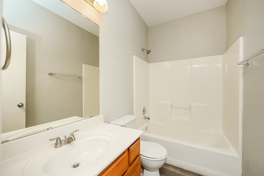 Building Photo - 3301 Doris Dr