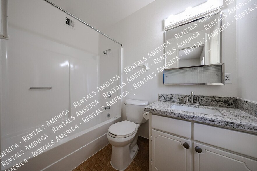 Building Photo - 6913 W Solano Dr N