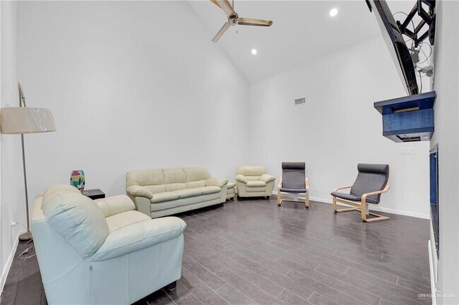 Building Photo - 2411 W Holland Ave