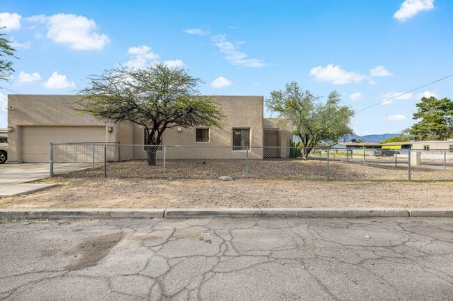 Building Photo - 4 bedroom home in Central Tucson