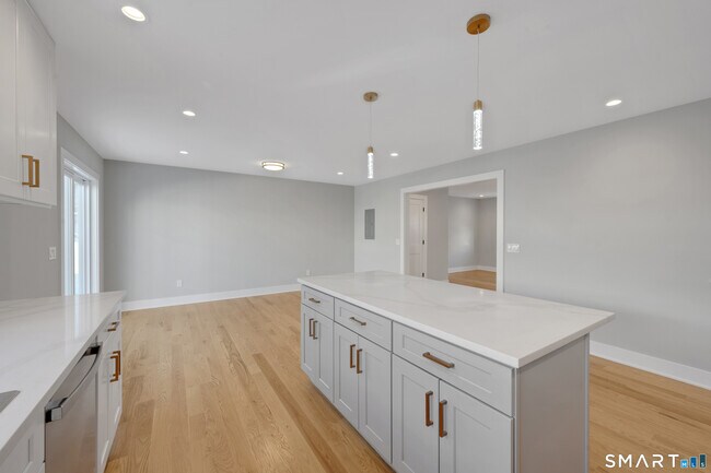 Building Photo - 20 Bouton St