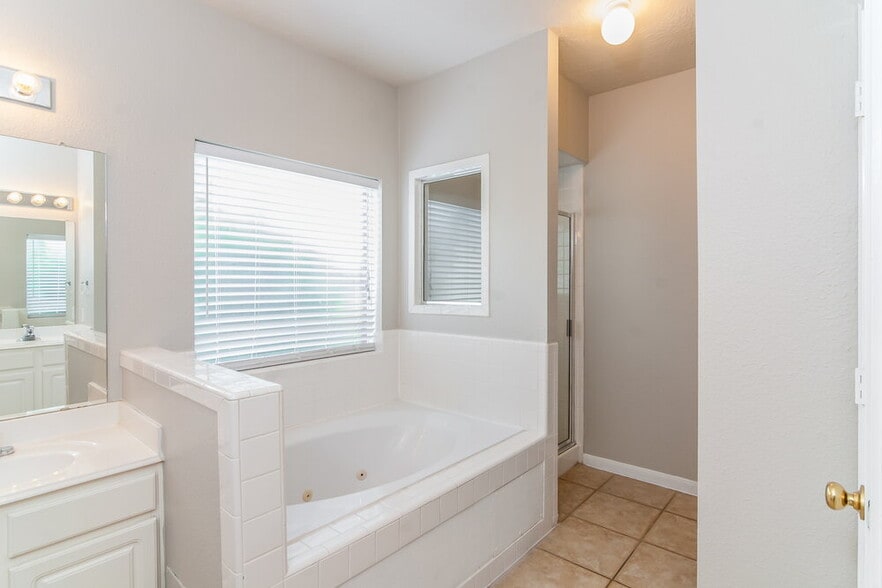 Building Photo - 15526 Oxenford Dr