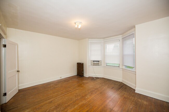 Building Photo - Charles Village 2bd/2ba Rowhome with Parking Spots, W/D and more! Available 7/20