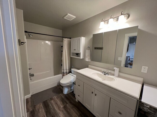 Building Photo - Cozy & Spacious Townhome for Rent