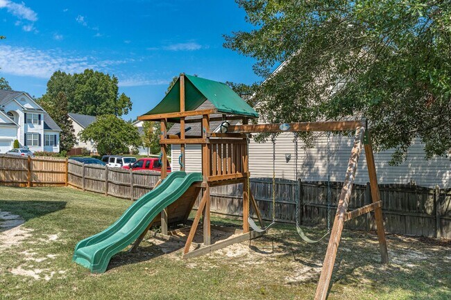 Building Photo - Gorgeous 4 Bedroom Home with Spacious Layo...