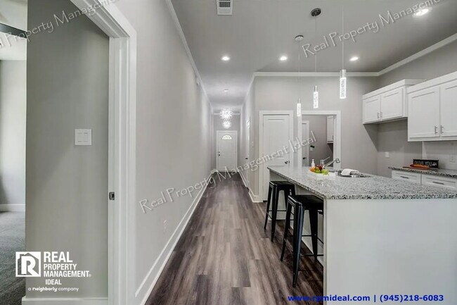 Building Photo - 8728 Dunlap St