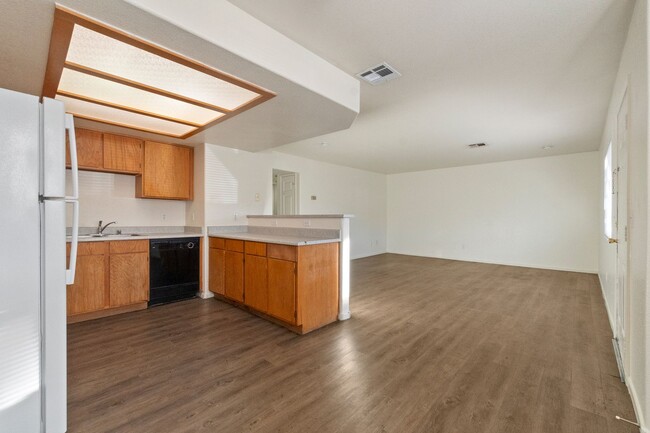 Building Photo - Bright & Open 2 Bed, 2 Bath Condo in Las V...