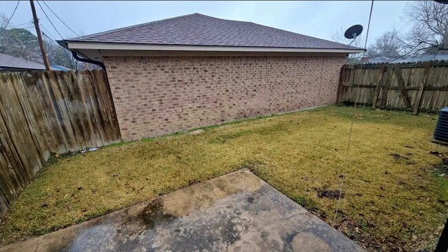 Building Photo - 140 Gerald St