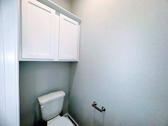 Building Photo - Beautiful Duplex Available In Emma Park!