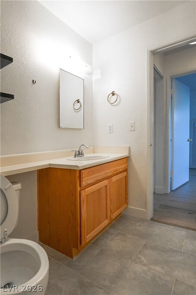 Building Photo - 510 Elm Dr