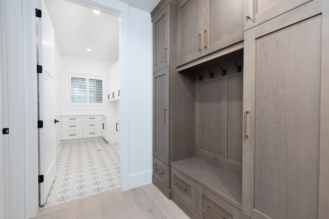 Building Photo - 6 bed / 4 bath / 3 car garage custom home in Pecan Valley