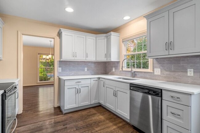 Building Photo - NW, Updated, Wood Floors, SS Appl., Den, D...