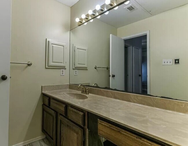 Building Photo - 921 Marine Dr