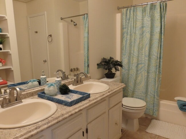 Building Photo - Amazing 2 Bedroom Townhome in Washington Square! Available 03-06-26! All Appliances Convey!