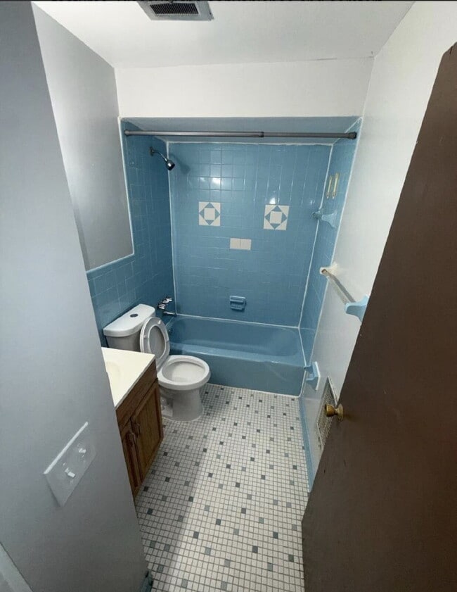 Building Photo - 2 Bedroom