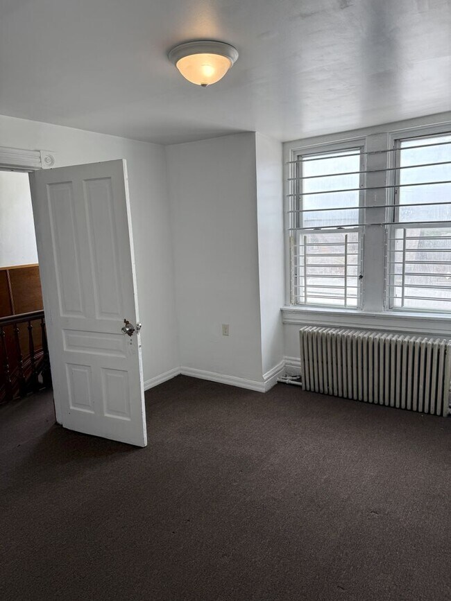 Building Photo - 374 Meyran Ave