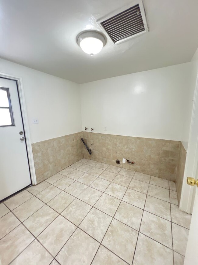 Building Photo - Northeast