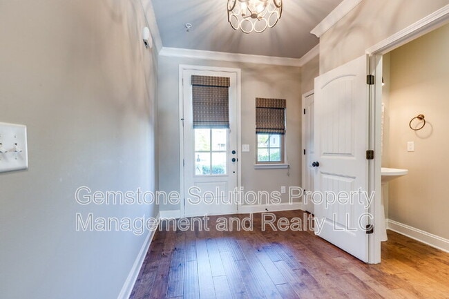 Building Photo - 1664 Hampshire Pl