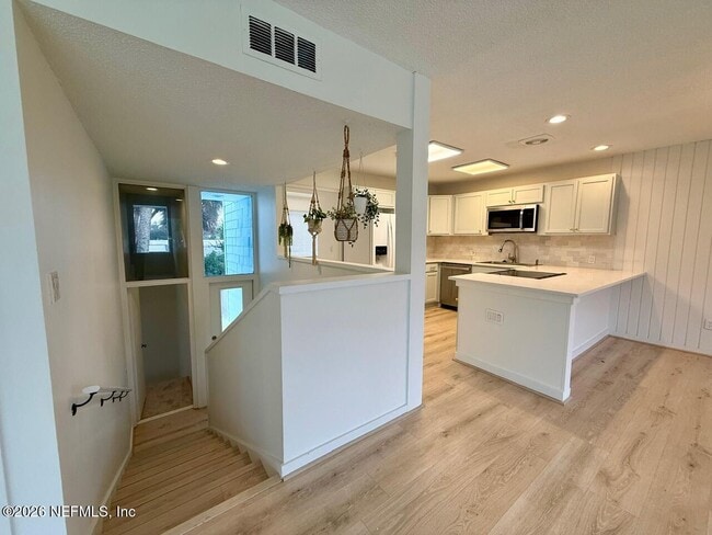 Building Photo - 222 7th St