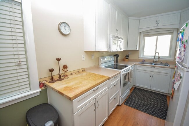 Building Photo - Bright & beautiful home at the end of a quiet cul de sac