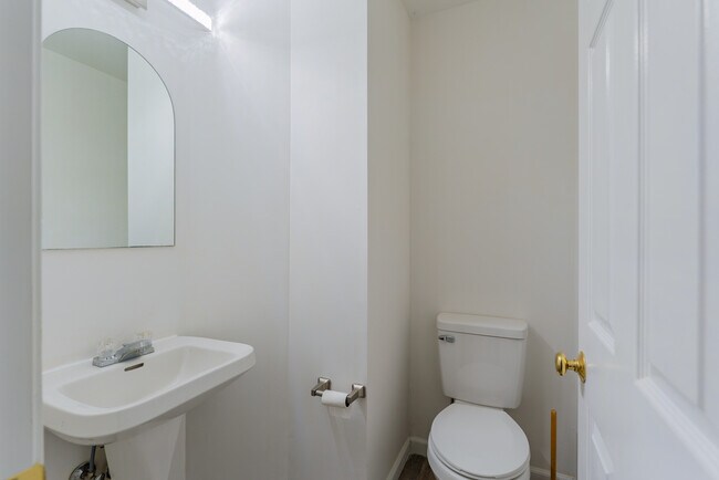 Building Photo - 208 Castlewood Dr