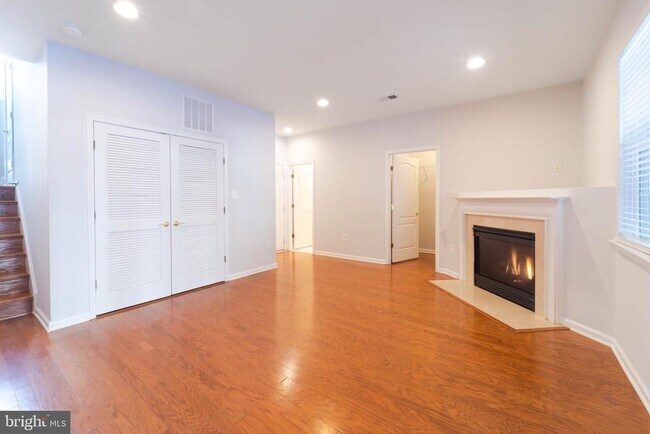 Building Photo - 4631 Carisbrooke Ln