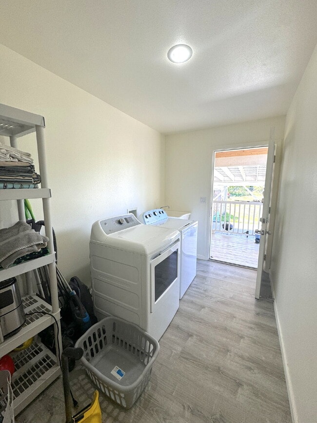 Building Photo - Available Now!  Fully Furnished 3bd/2ba ho...