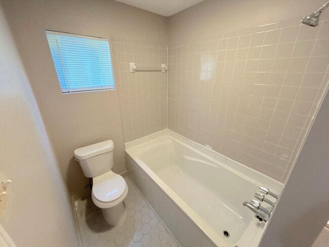 Building Photo - 1018 McEvers Cir