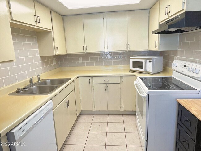 Building Photo - 2061 S Apache Dr