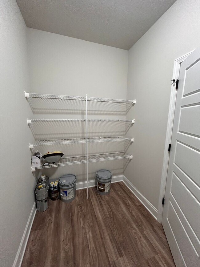 Building Photo - 204 Pebble Ln