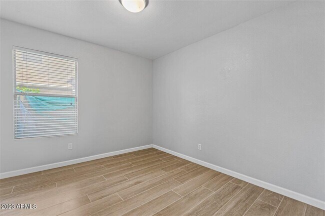 Building Photo - 1327 W Maria Ln