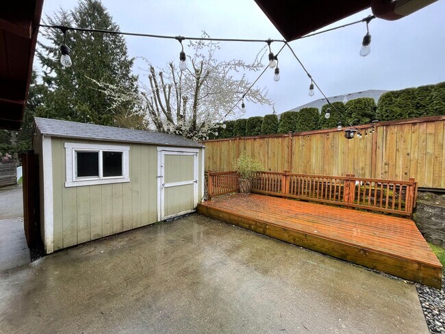 Building Photo - Spacious 4 Bed / 3 Bath Remodeled Rambler | Large Yard + Outbuildings + Minutes to Marina Desirab...