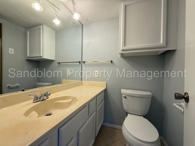 Building Photo - For Lease | Midtown Duplex | $1050 Rent