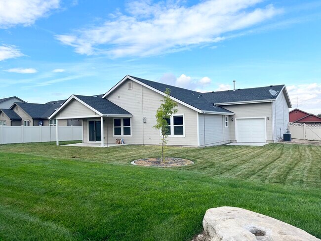 Building Photo - Silver Lining