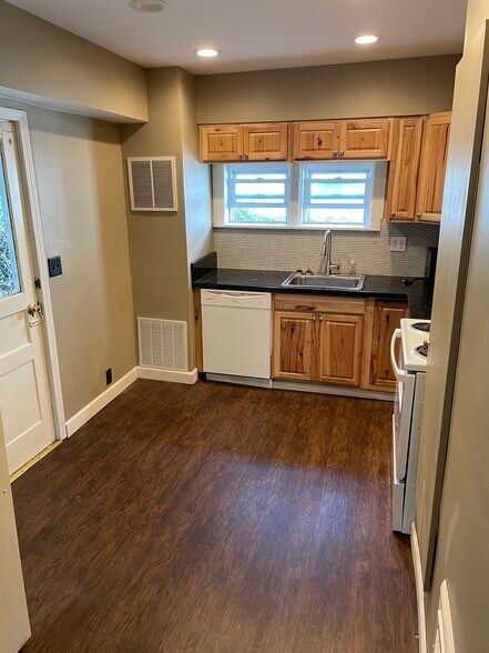 Kitchen - 23 Franklin Ave