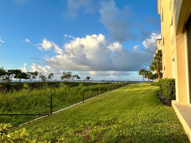 Backyard greens & waterside - 28 Harbour Isle Dr W