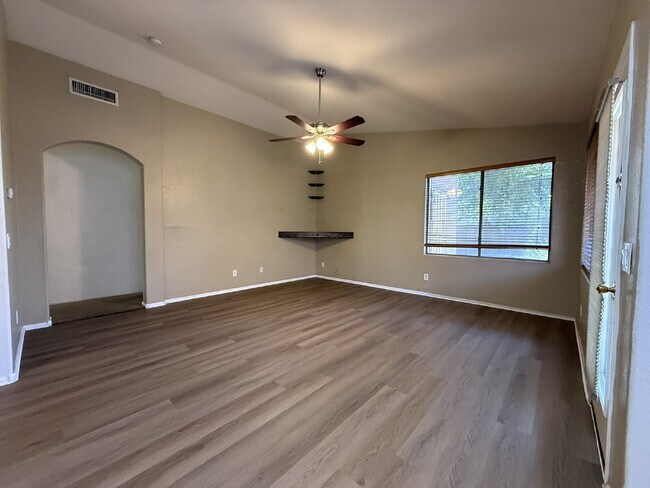 Building Photo - "Charming 3-Bed, 2-Bath in the beautiful Crystal Gardens Lake Community  – Your Perfect Home Awai...