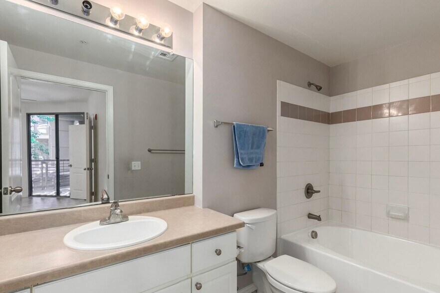 Building Photo - 1701 E Colter St