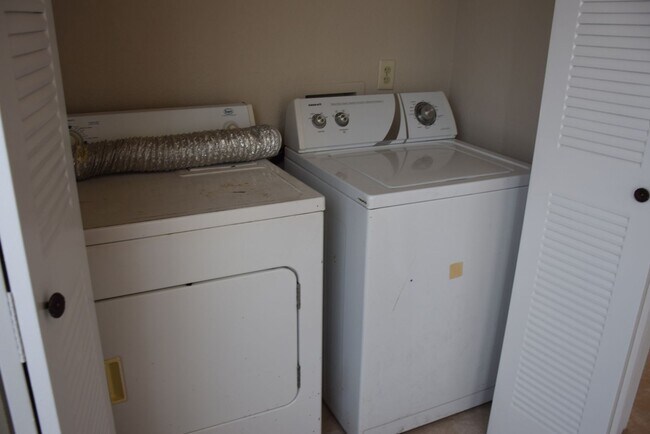 Building Photo - Limited-Time Offer! Rent on or before Mond...