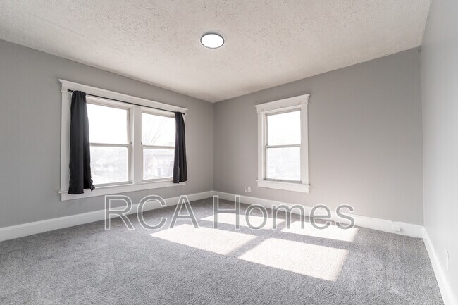 Building Photo - 1035 N Parker Ave